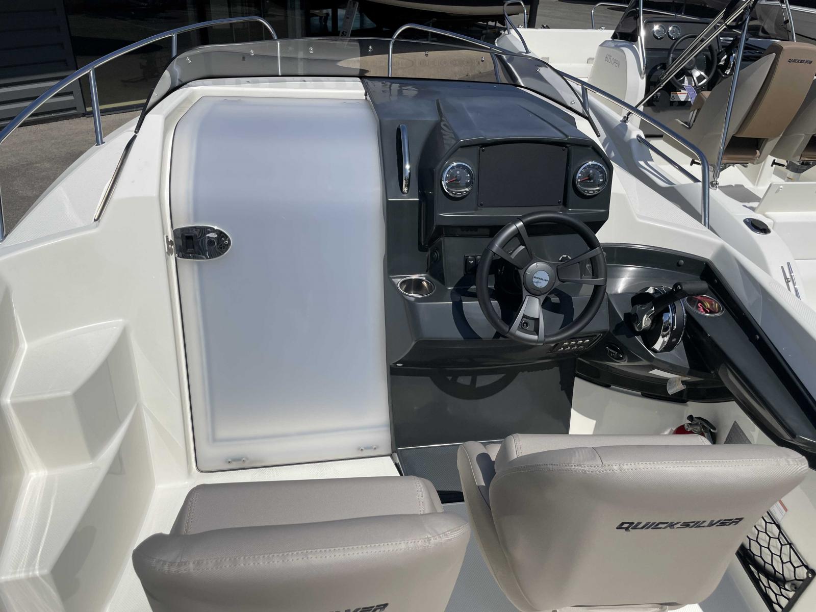 quicksilver Activ 555 cabin