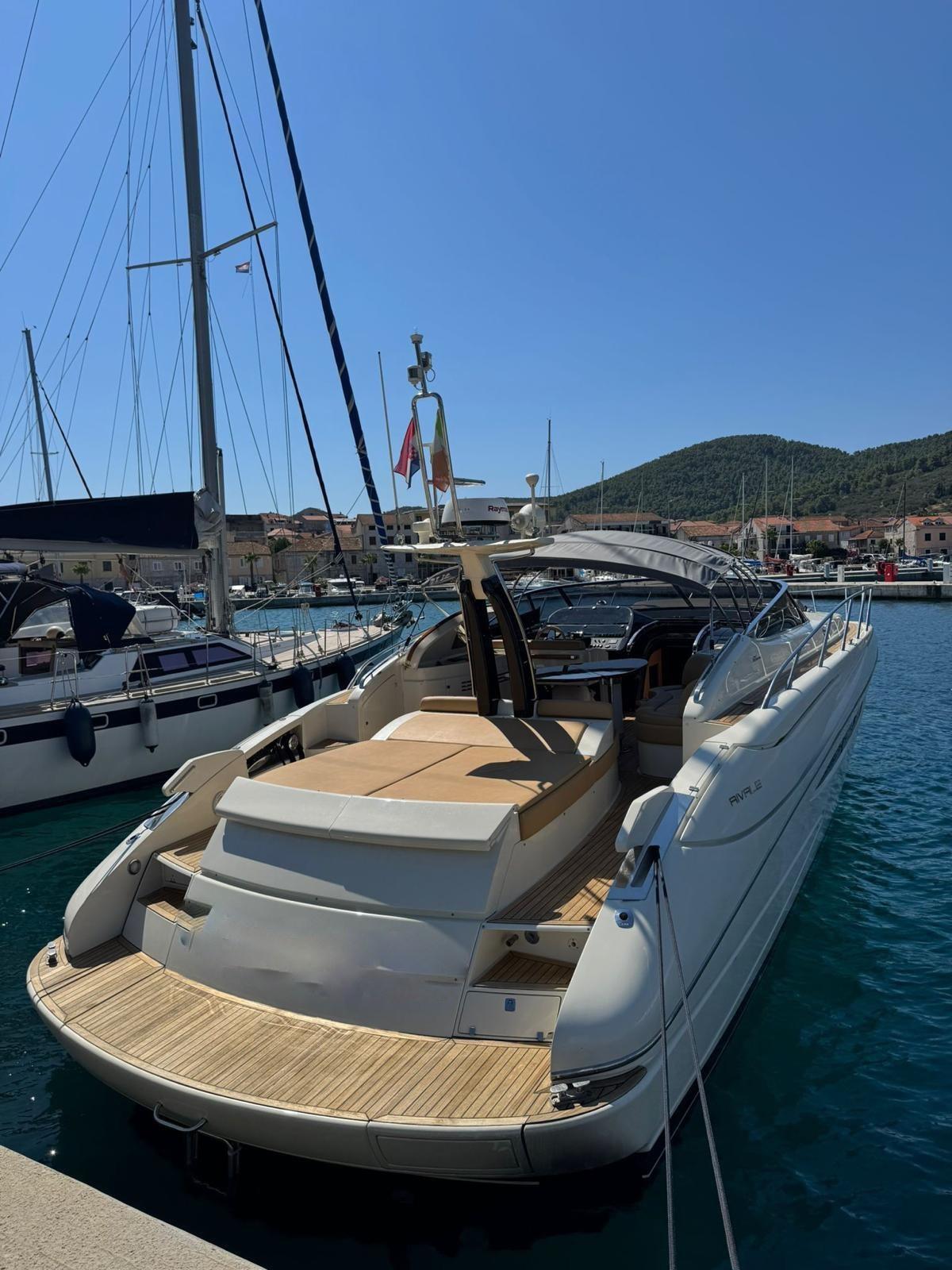 riva 52 rivale