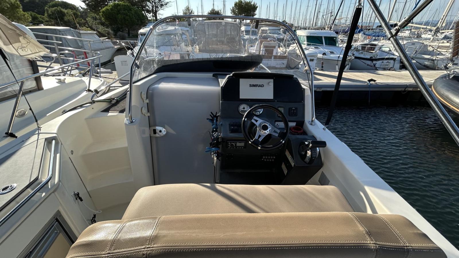 quicksilver Activ 805 sun deck