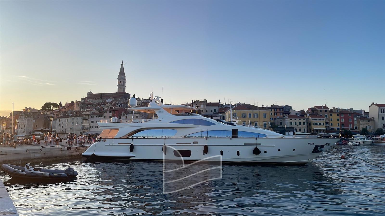azimut 105