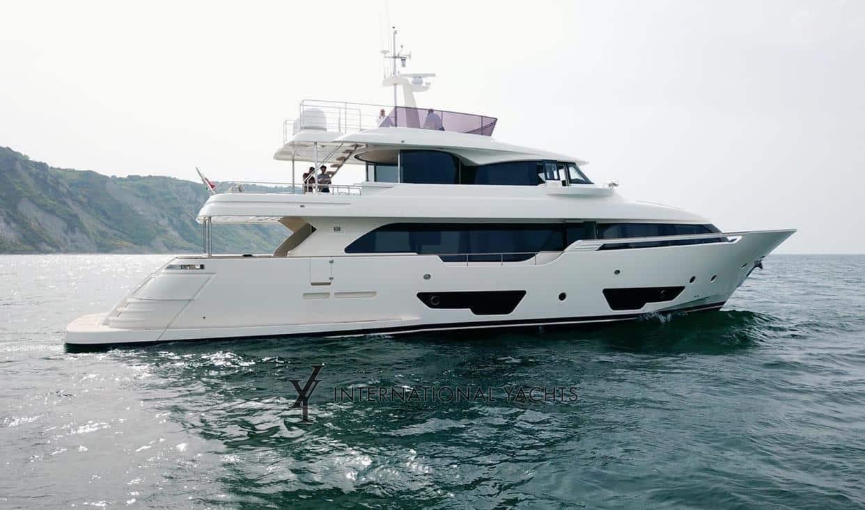 custom line Navetta 28