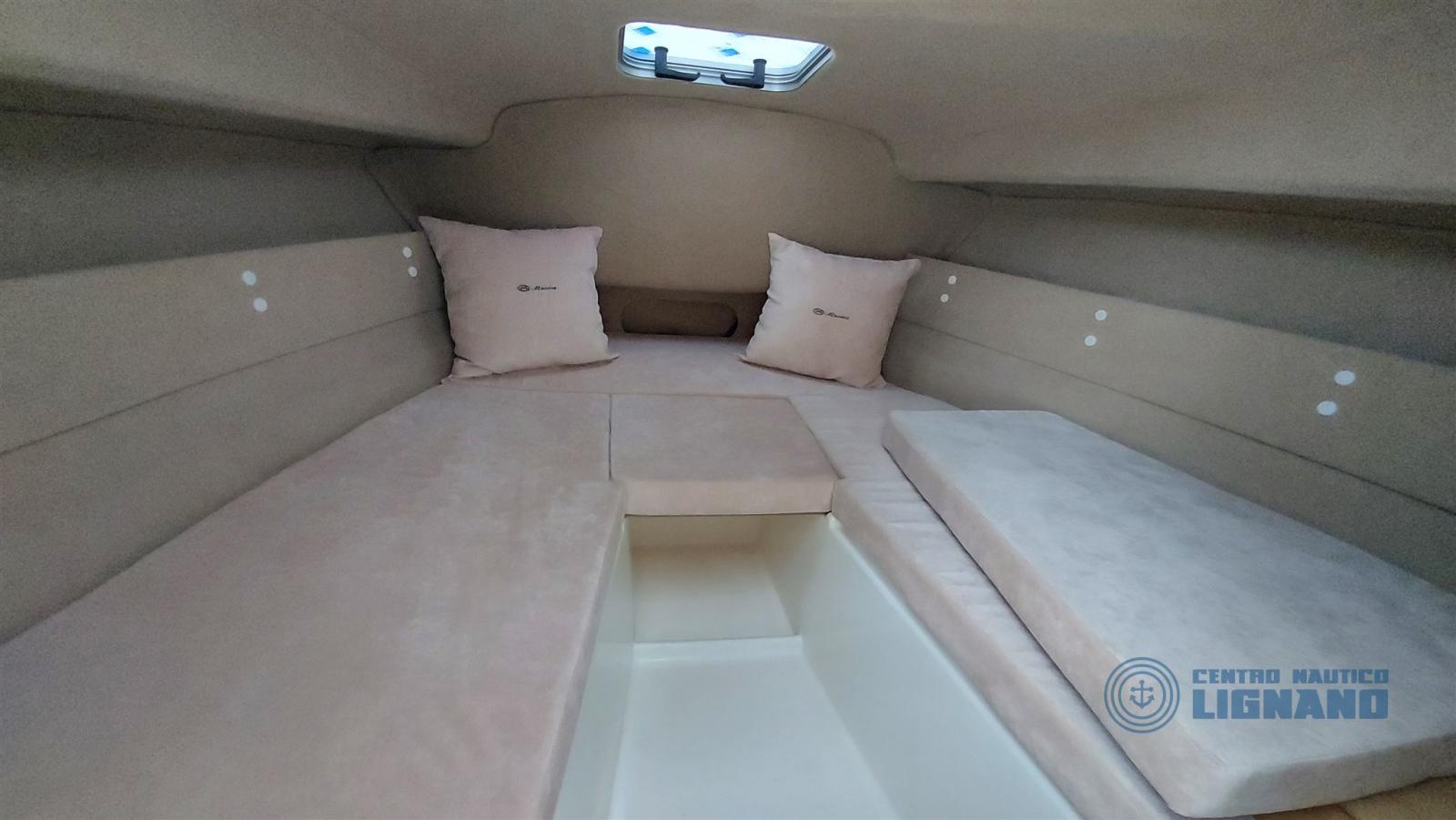 manara 550 pilot house