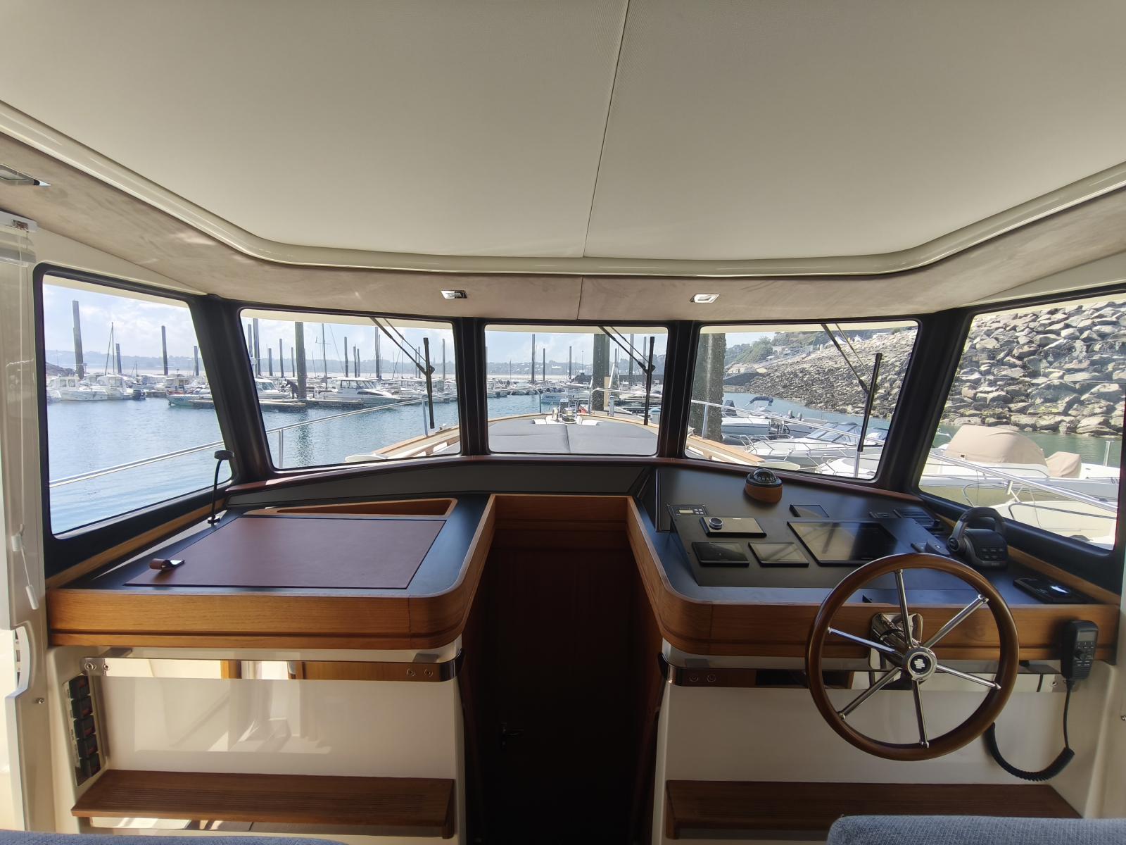 rhea marine Trawler 34 fly