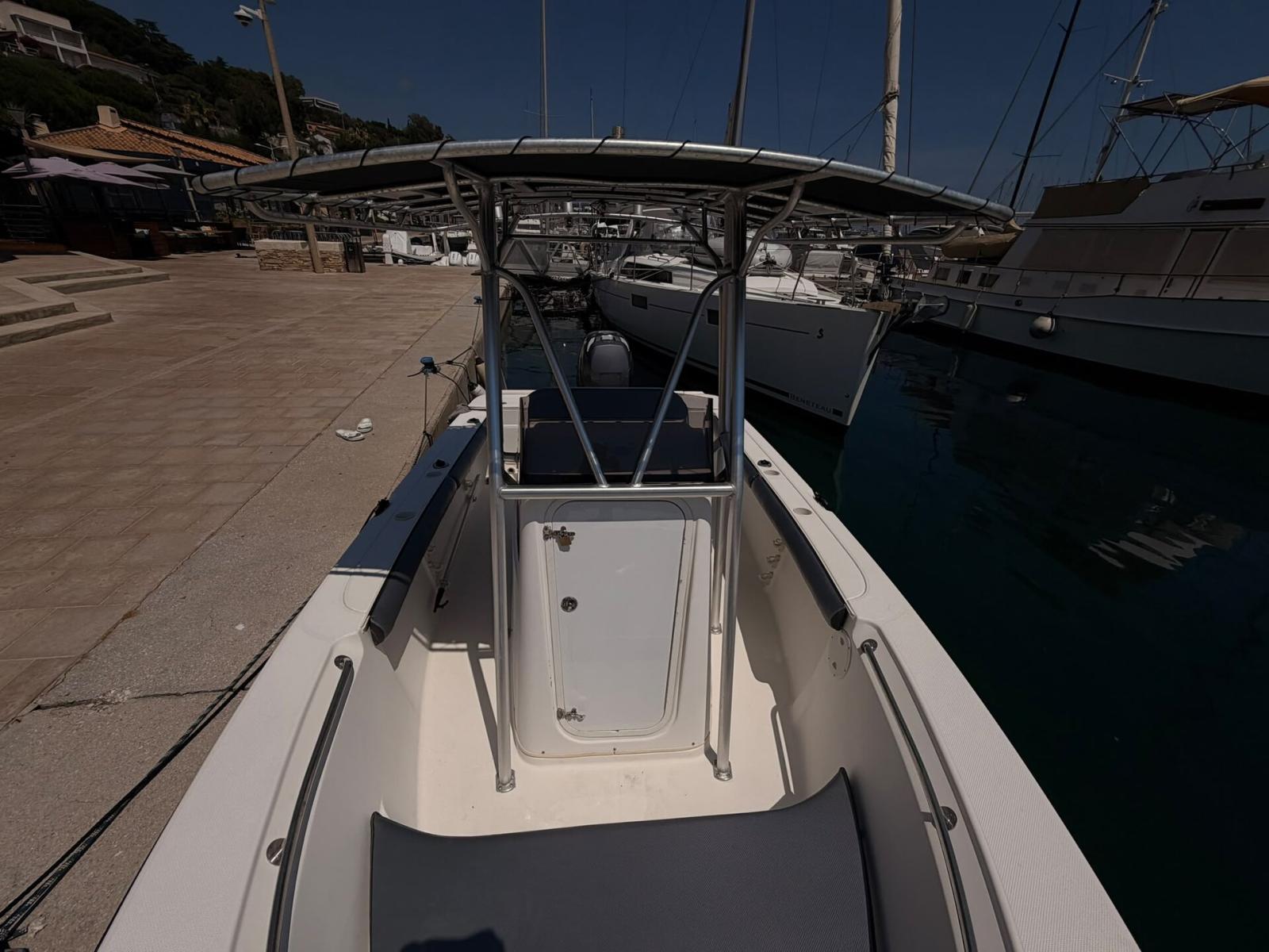 bayliner Trophy 2103 center console