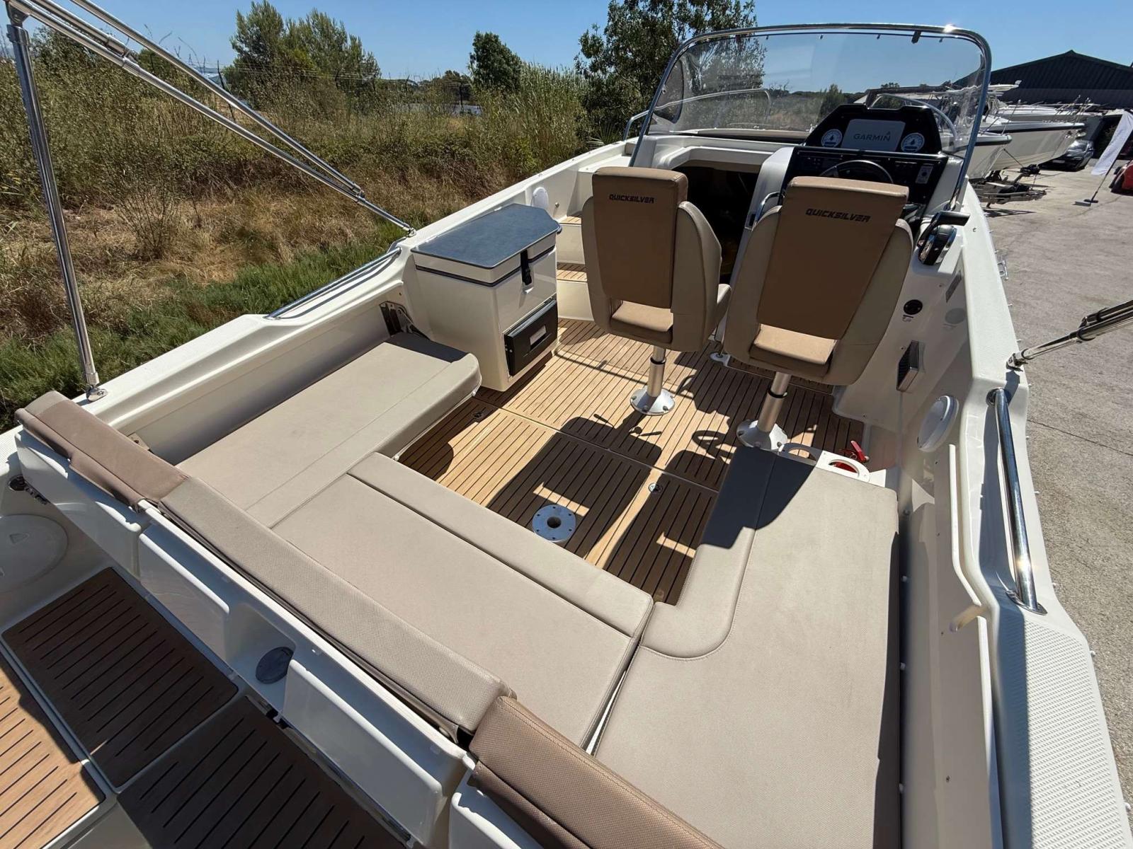 quicksilver Activ 755 sundeck
