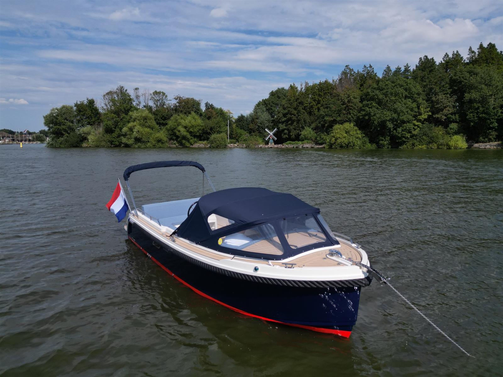interboat Intender 750 cabin