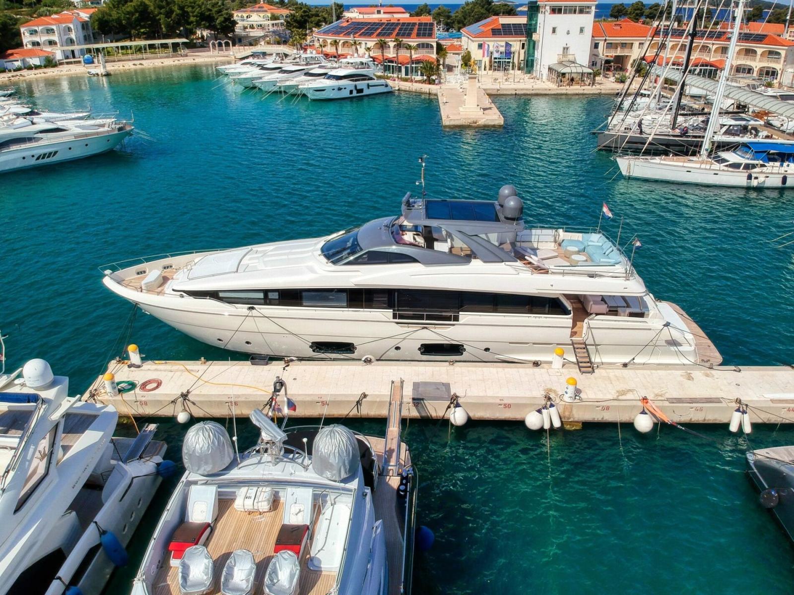 ferretti yachts 960