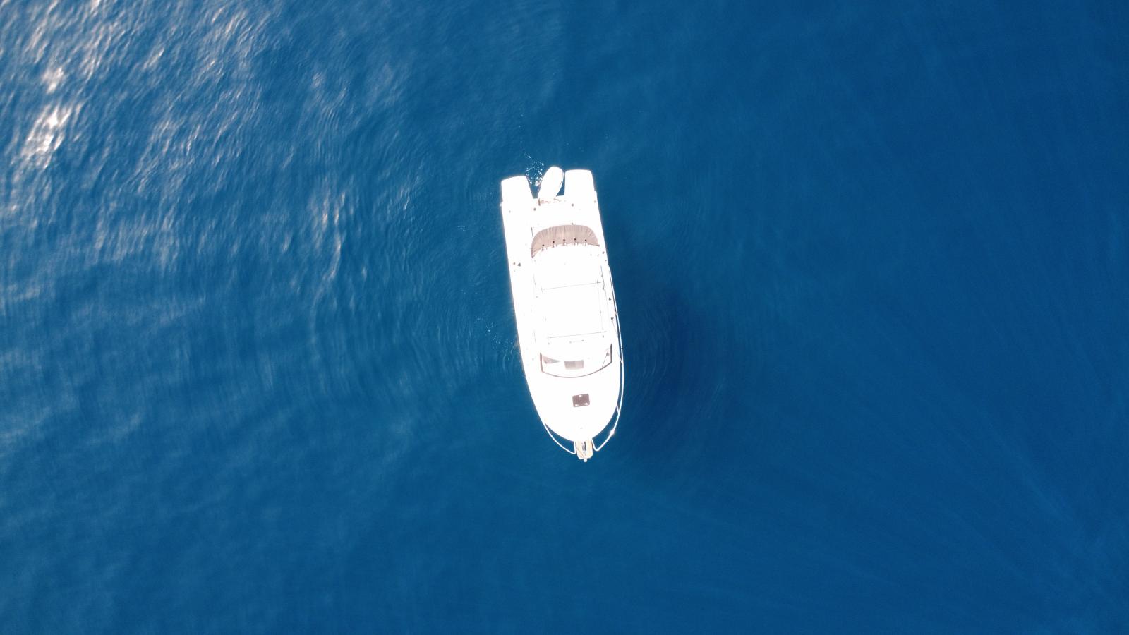 beneteau Antares 8 fishing