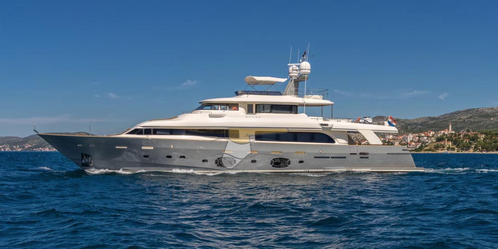 custom line Navetta 33