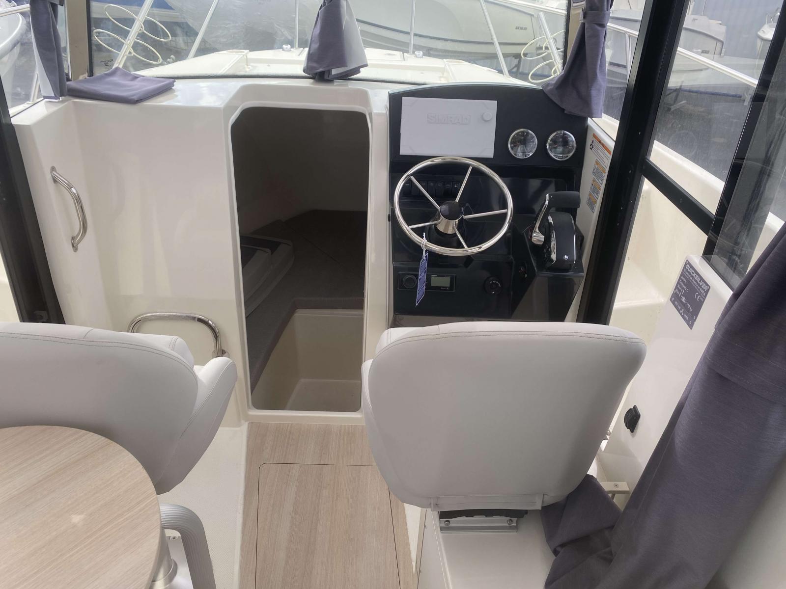quicksilver 705 pilothouse neuf 200 cv destockage