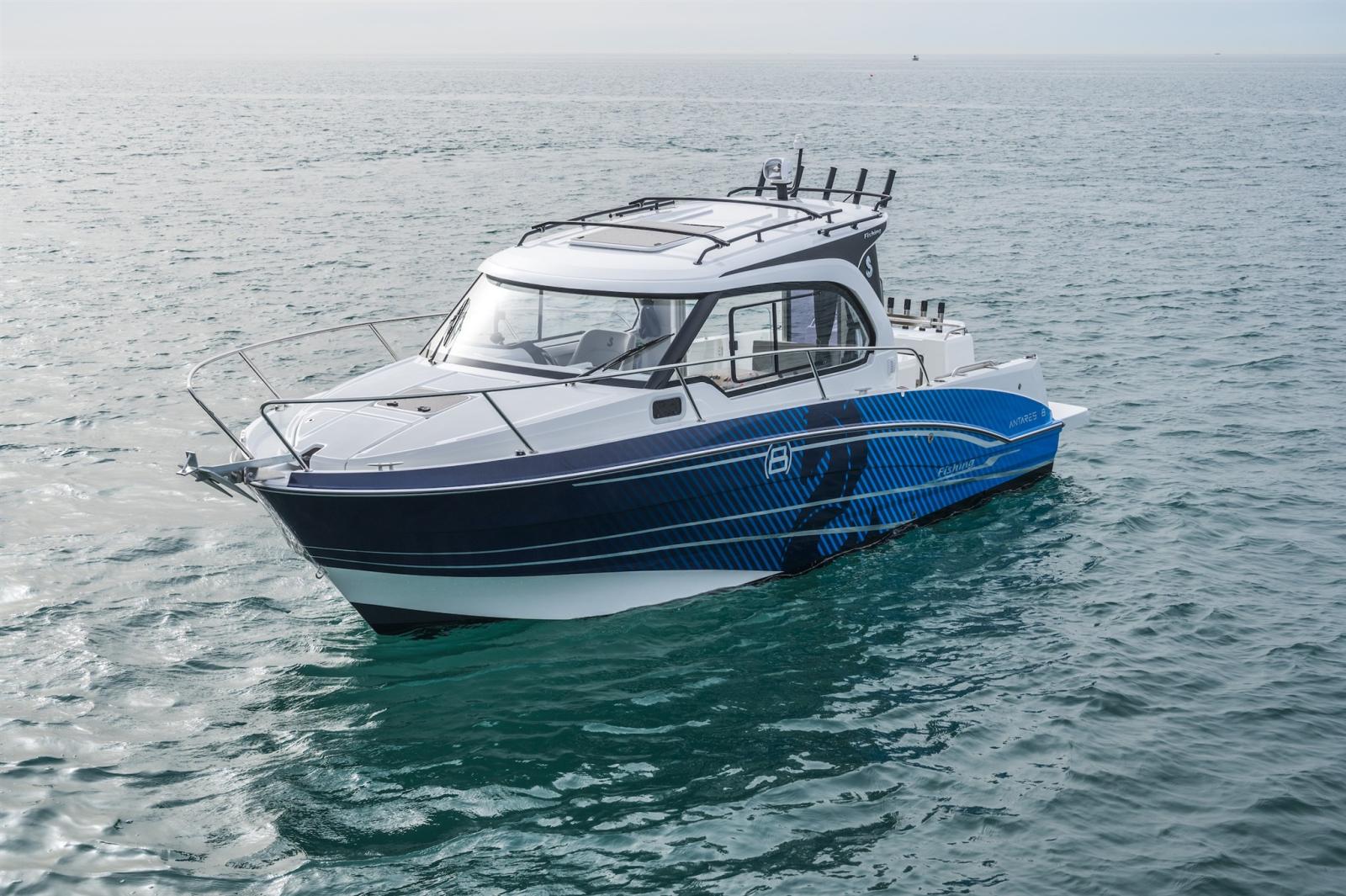 beneteau Antares 8 fishing