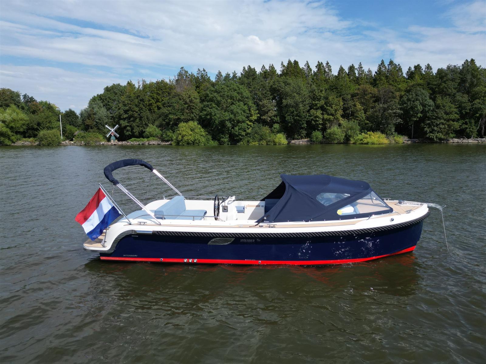interboat Intender 750 cabin
