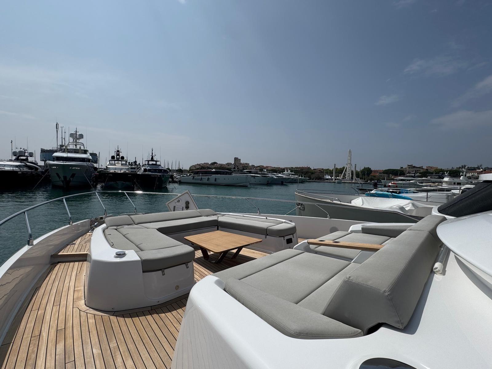 ferretti yachts 860