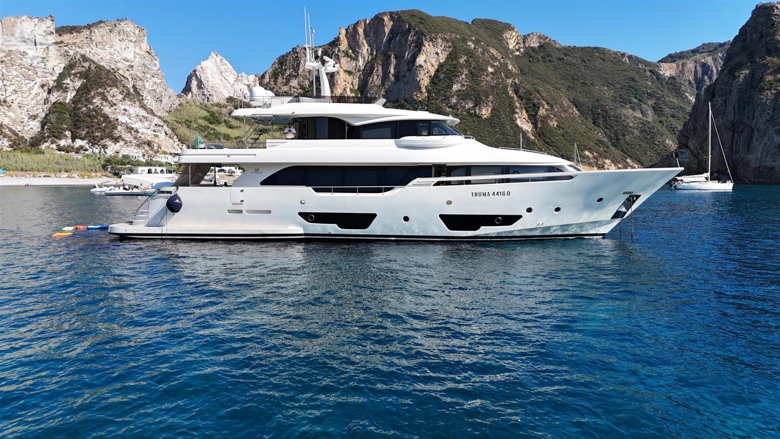 custom line Navetta 28
