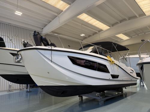 Quicksilver activ 875 sundeck