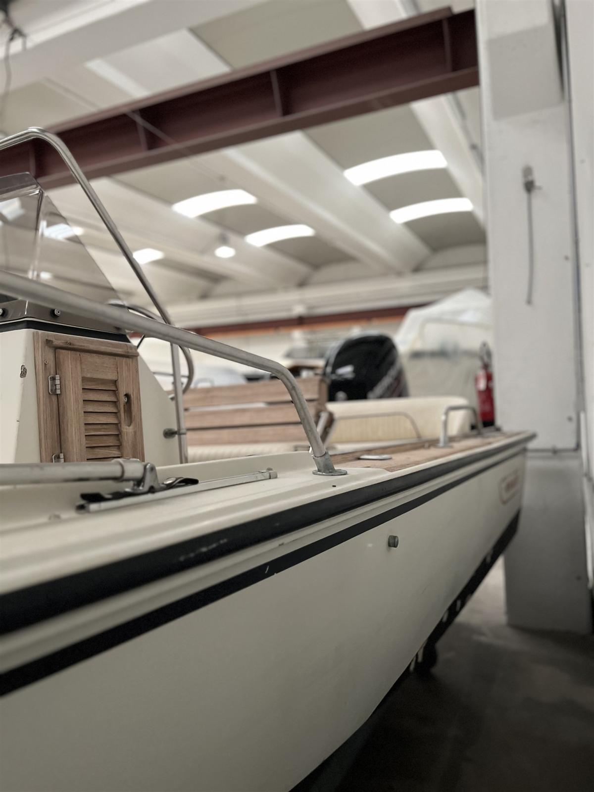boston whaler Outrage 18