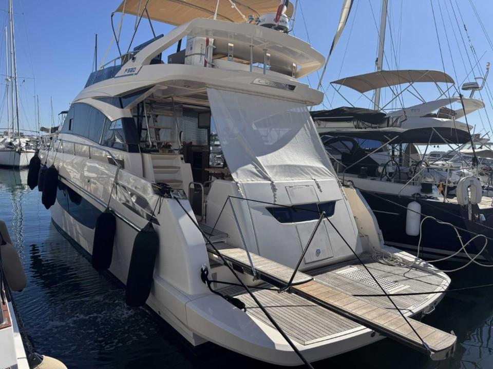 cayman yachts F520