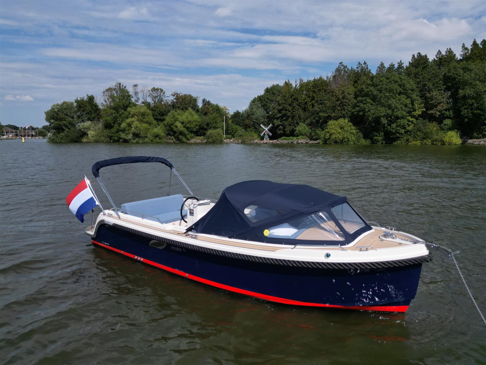 interboat Intender 750 cabin