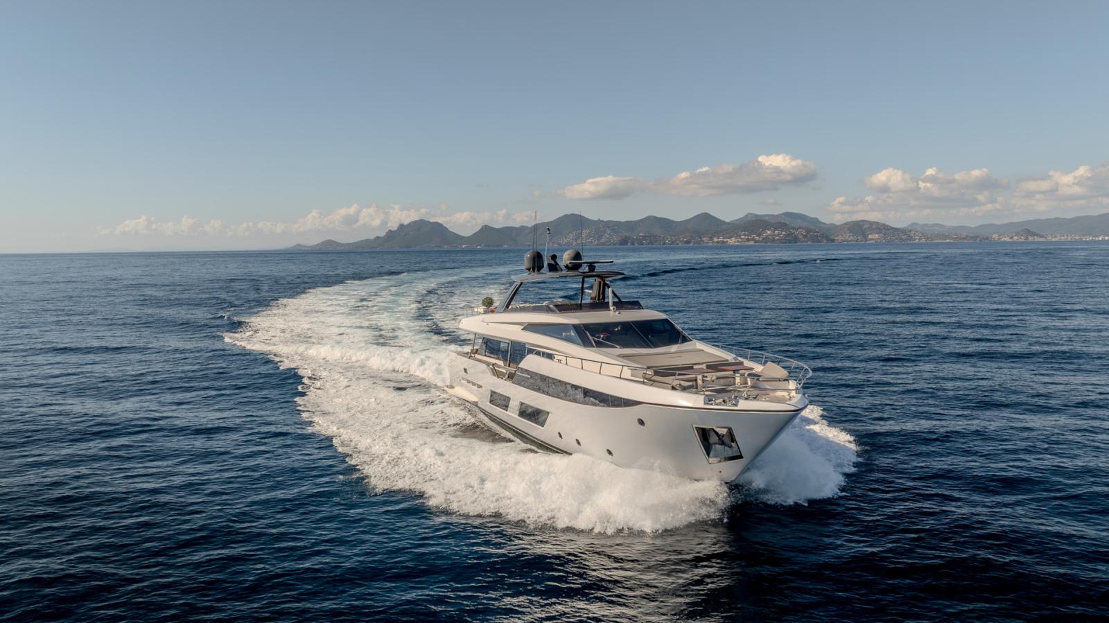 ferretti yachts 920 piola