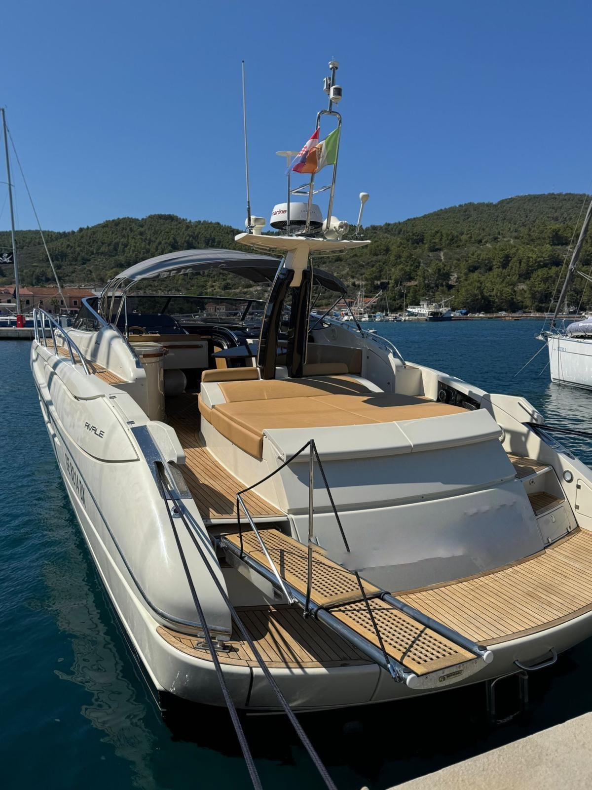 riva 52 rivale