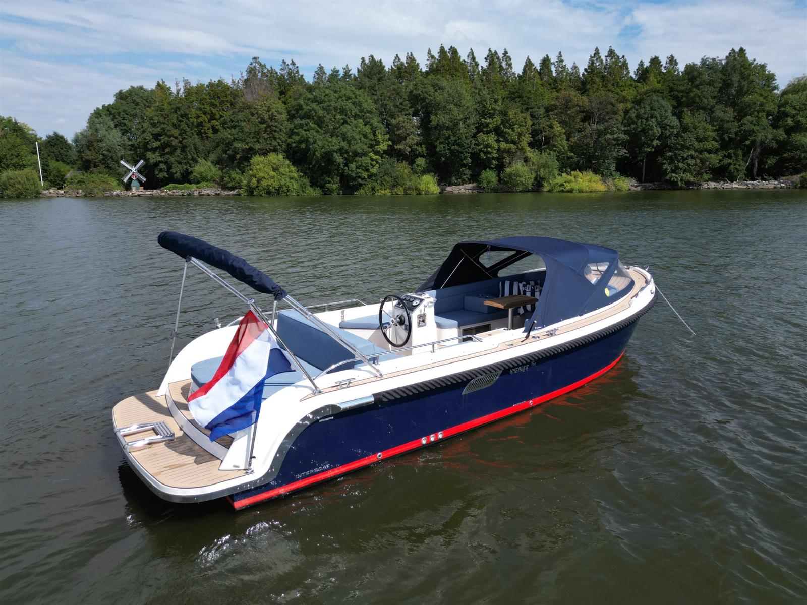 interboat Intender 750 cabin