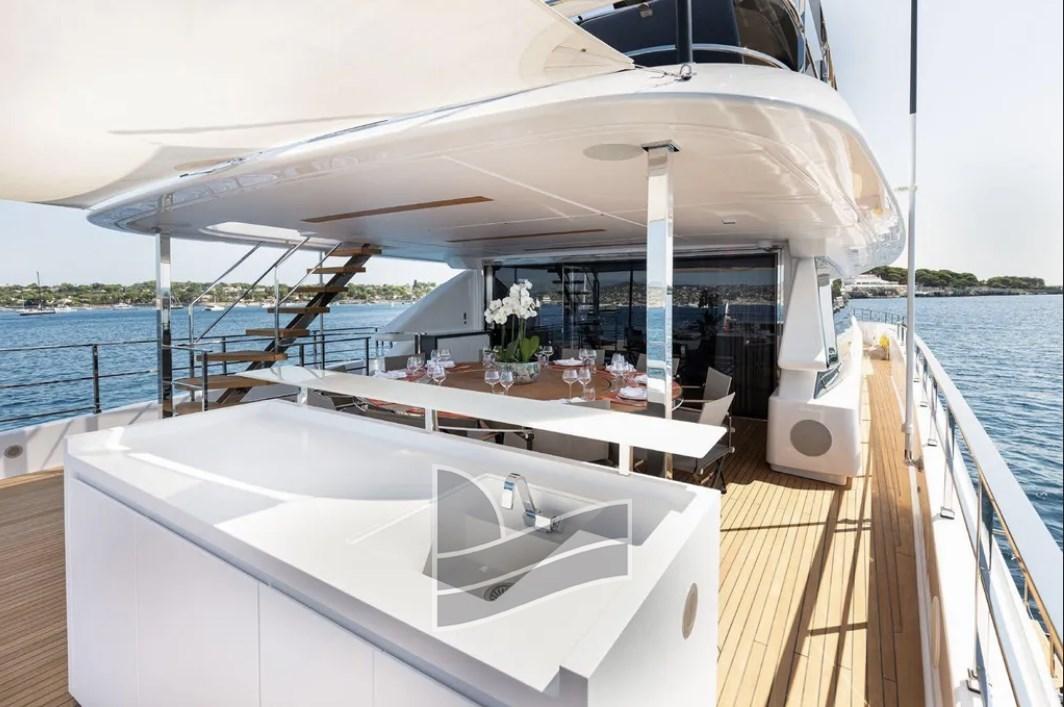 custom line Navetta 33
