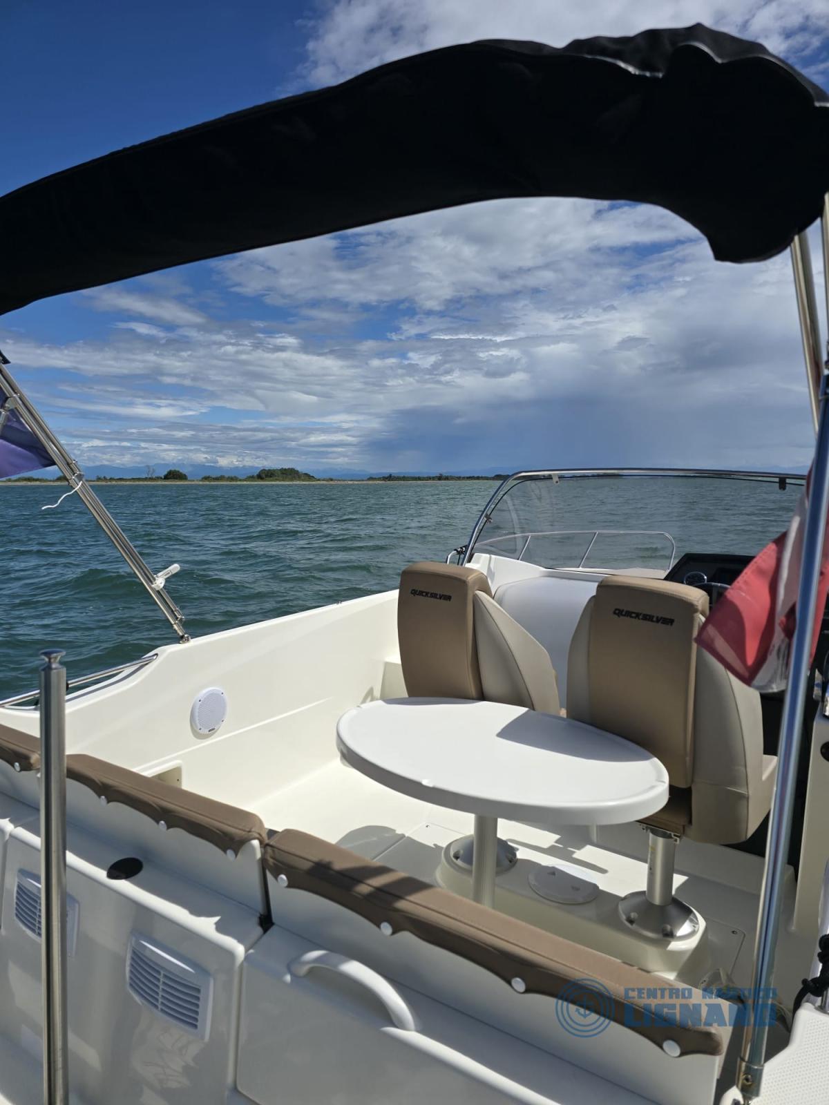 quicksilver Activ 675 sundeck