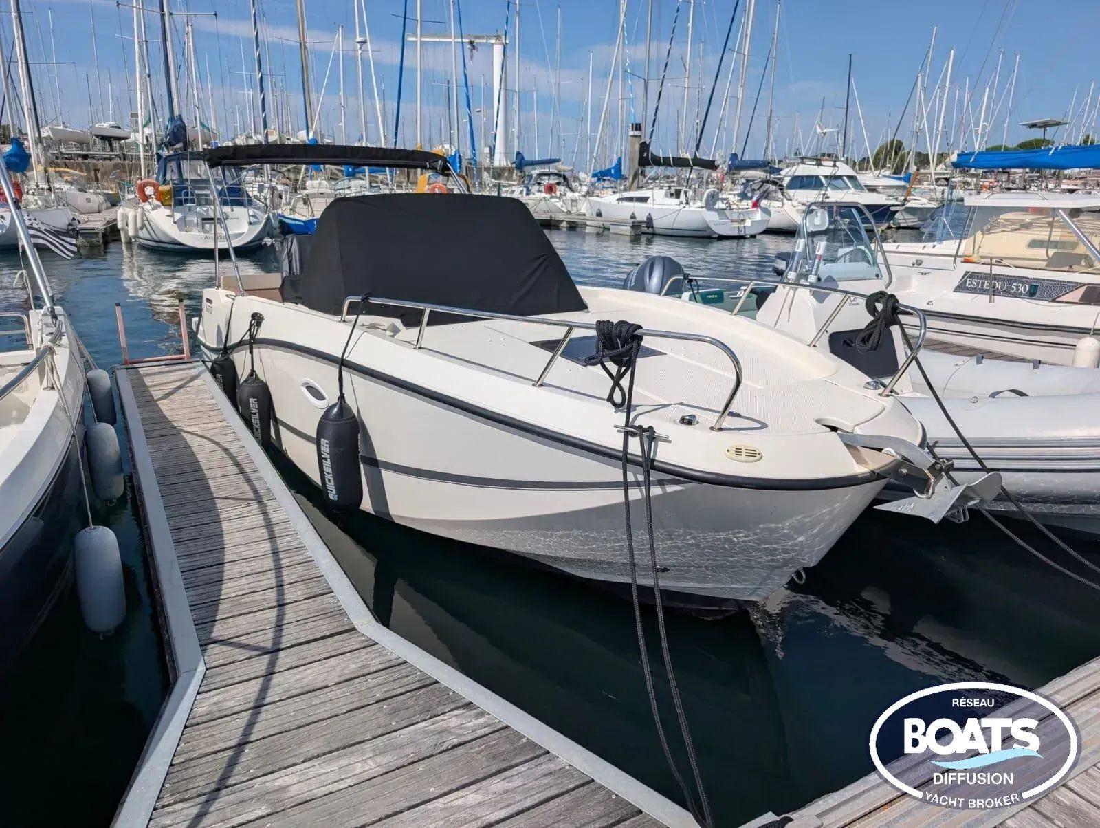 quicksilver Activ 755 sun deck