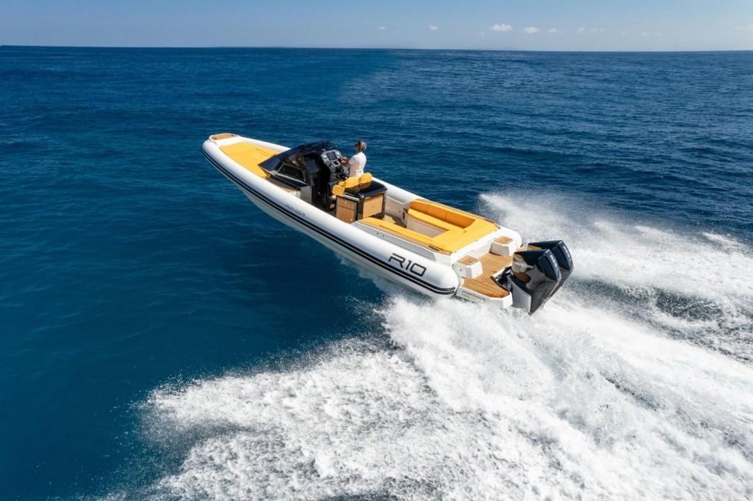 renier R10 cabin tourer