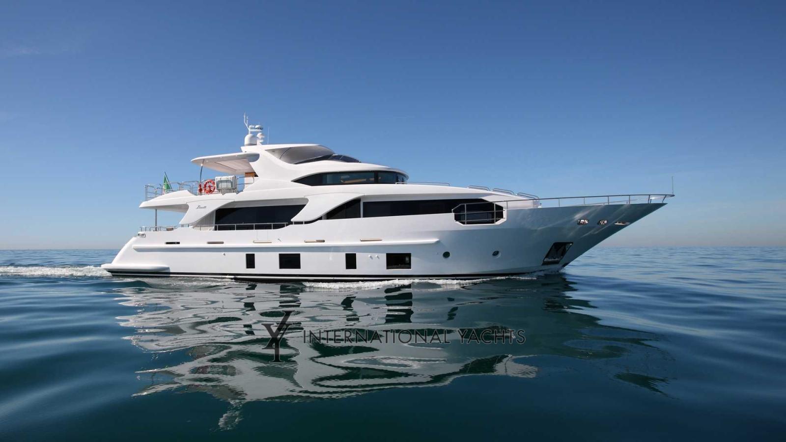 benetti Delfino 93'