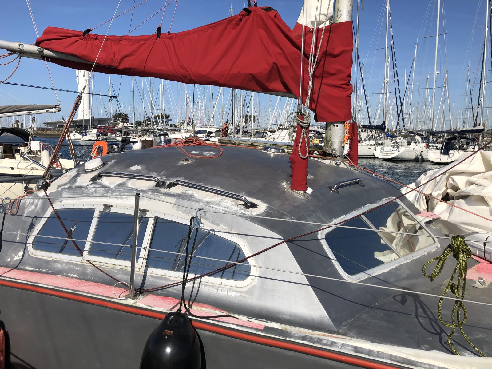 - CATAMARAN